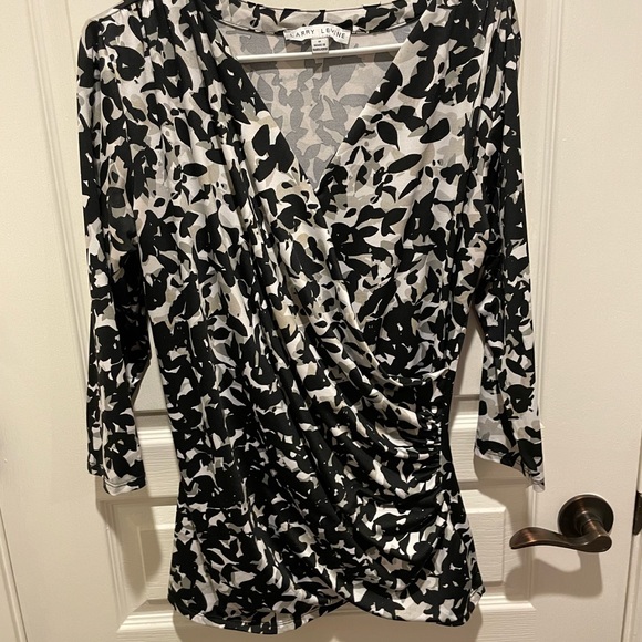 2/$20 - Larry Levine Blouse - Size Med - Picture 1 of 7